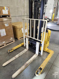 Stand-Up Rider Forklift 2021  Yale MSW025-F (1)