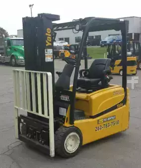 Montacargas Eléctrico (3 ruedas) 2014  Yale ERP040VT (1)
