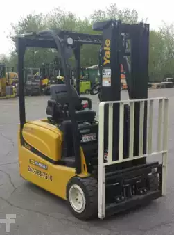 Montacargas Eléctrico (3 ruedas) 2014  Yale ERP040VT (6)
