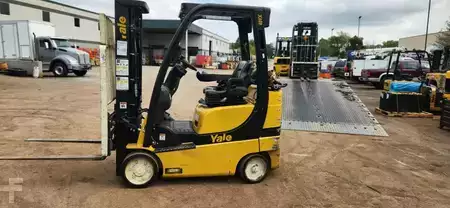 Montacargas diésel 2020  Yale GC040SVX (1)
