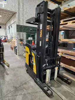 Montacargas Retráctil 2022  Yale NR040EC (1)