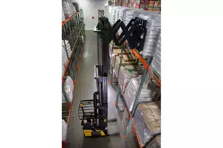 Montacargas Retráctil 2022  Yale NR040EC (6)