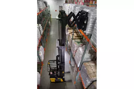 Montacargas Retráctil 2022  Yale NR040EC (5)