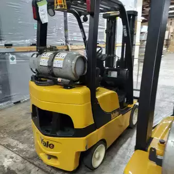 Montacargas diésel 2017  Yale GC040SVX (2)