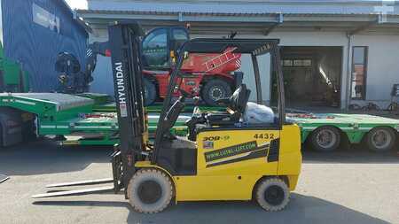 4 Wheels 2017  Hyundai 30B-9, 3 ton electric, Triplex 5,5m (1)