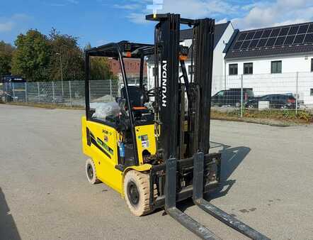 Electric - 4 wheels 2017  Hyundai 30B-9, 3 ton electric, Triplex 5,5m (3)