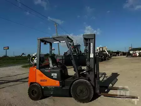Propane Forklifts 2010  Doosan G25E-5 (1)