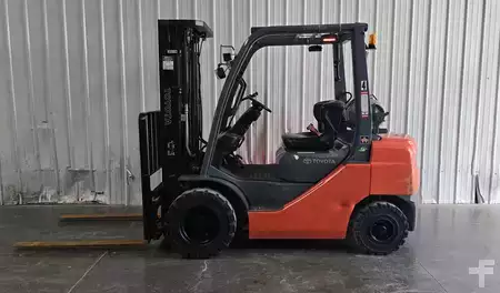 Propane Forklifts 2016  Toyota 8FGU25 (2)