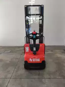 Stoccatori uomo a piedi 2026  Toyota SWE 140 (1)