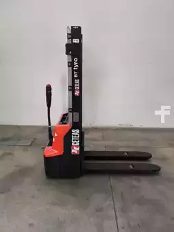 Stoccatori uomo a piedi 2025  Toyota SHE 100 (2)