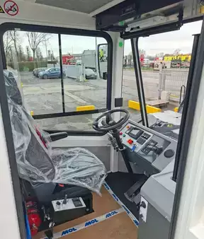 terminal traktor 2026  MOL YM185 (4)