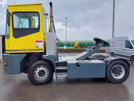 Terminálový traktor 2021  MOL YM225 (1)