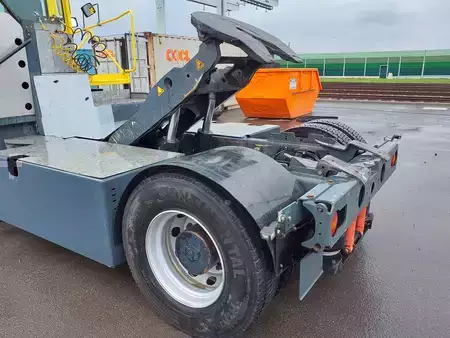 Terminálový traktor 2021  MOL YM225 (7)