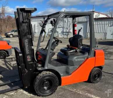 Propane Forklifts - Toyota DYN235 (1)