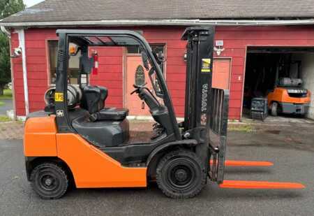 Propane Forklifts - Toyota  8FGCU25 (1)