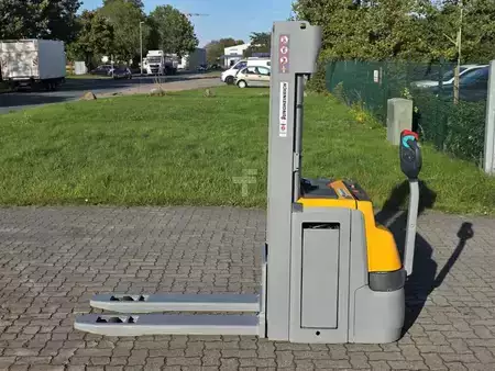 Pallet Stackers 2020  Jungheinrich EJC214 (1)