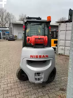Gázüzemű targoncák 2006  Nissan UGD02A32PQ (2)