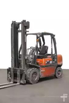 Treibgasstapler 2000  Nissan FGD02A30Q (1)
