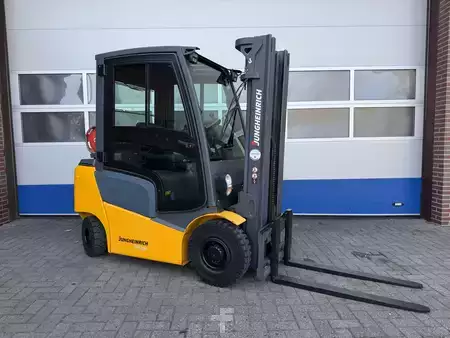 Treibgasstapler 2014  Jungheinrich TFG320 (2)
