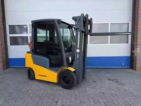 Treibgasstapler 2014  Jungheinrich TFG320 (3)