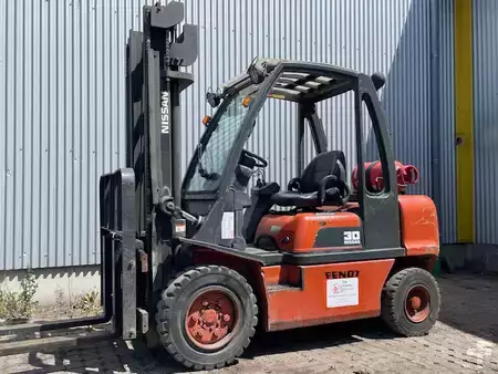 Empilhador a gás 2004  Nissan  UGD02A30PQ (1)