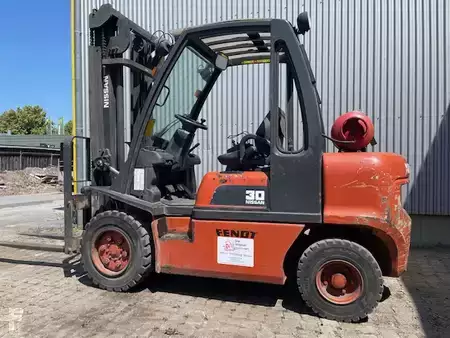 Empilhador a gás 2004  Nissan  UGD02A30PQ (2)