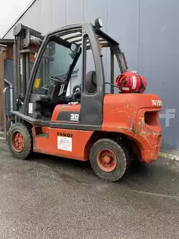 Empilhador a gás 2004  Nissan  UGD02A30PQ (4)