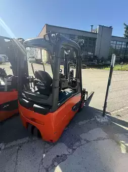 Elektryczne 3-kołowe 2017  Linde E16 (3)