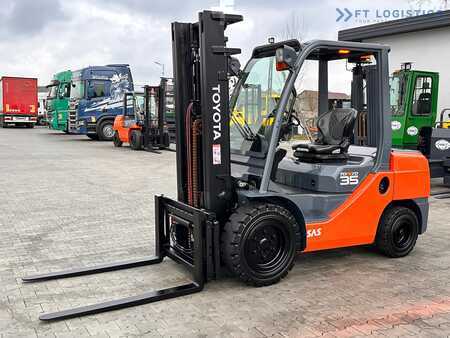 Chariots élévateurs diesel 2015  Toyota 52-8FDJF35 / DIESEL / 2016 / ONLY 2,096 HOURS / DUPLEX MAST / LIKE NEW (1)