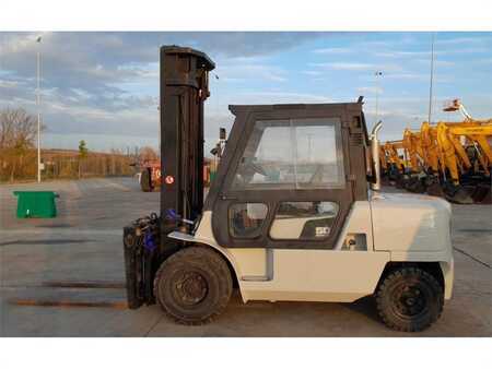 Diesel Forklifts 2014  Nissan F04D50Q (1)