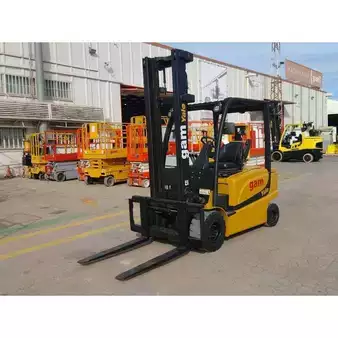 Carrelli elettrici 4 ruote - Yale ERP35VL (1)