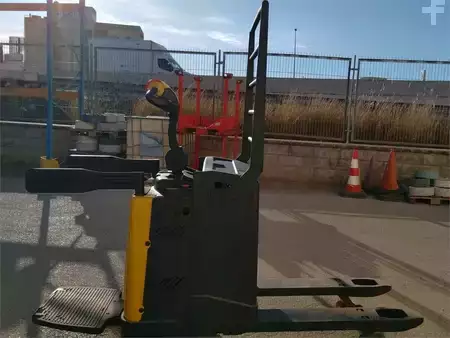 Stacker pedestre - Yale MP20X FBW (11)