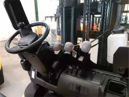 LPG heftrucks - Yale GLP20MX (5)