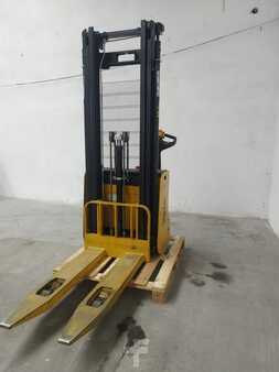Pallet Stackers 2010  Yale MS 12 AC (1)