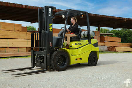Diesel Forklifts 2025  Clark GTS 30L (3)