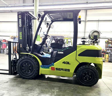 Carretilla elevadora diésel 2025  Clark S40L (1)