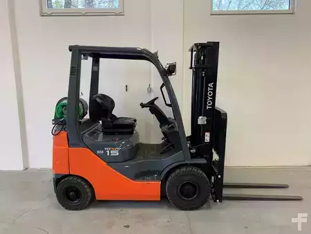 Gas truck 2010  Toyota 8FGF 15 (2)