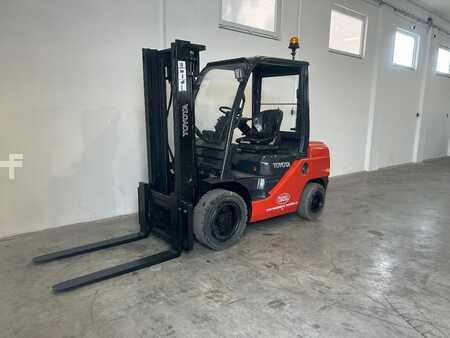 Diesel truck 2010  Toyota 02-8FDF30 (6)