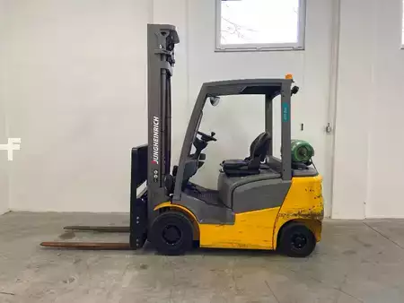 Gázüzemű targoncák 2018  Jungheinrich TFG 320s (1)