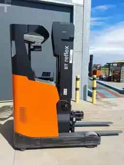 Reach Trucks 2022  Toyota RRE140H (1)