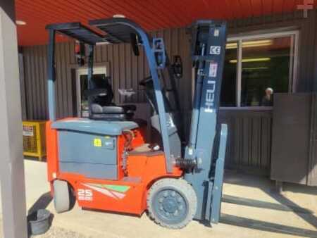 Eléctrica de 4 ruedas 2022 Heli CPD25-GA2CLi (1)