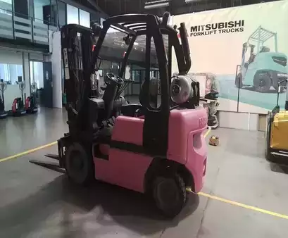Gázüzemű targonca 2004  Nissan UDO2 (2)