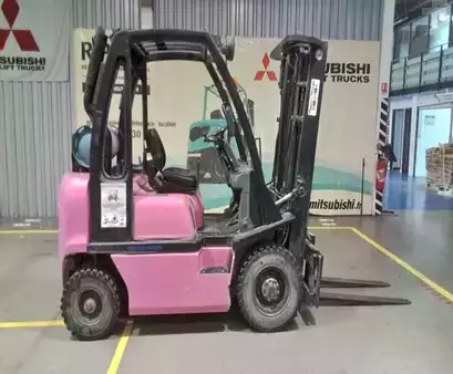 Gázüzemű targonca 2004  Nissan UDO2 (3)