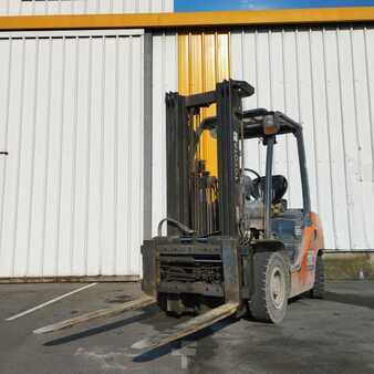 Carrelli elevatori diesel  Alto TOYOTA 02-8FD25 (2)