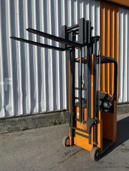 Stacker pedestre 2013  Still ESM10 (2)