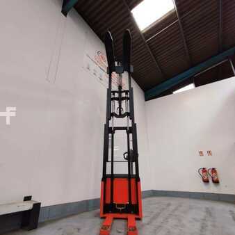 Pallet Stackers 2003  Manitou ES410 (3)