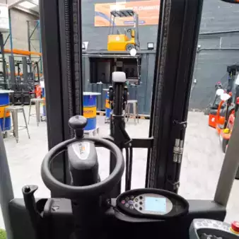 Chariots électriques à 4 roues 2015  Still RX50-16 (6)