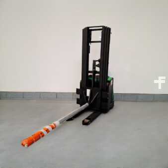 Stacker pedestre 2025  Cesab S212 (1)