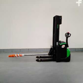 Stacker pedestre 2025  Cesab S212 (2)