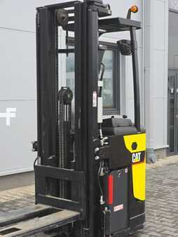 VZV pro práci v úzk.uličkách-retrakt 2013  CAT Lift Trucks NSR 20 N (5)